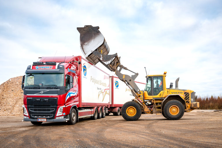 Yrityskuvaus Tornio. Hakkeen lastauksen kuvaus. Teollisuuskuvaus Meri-Lappi