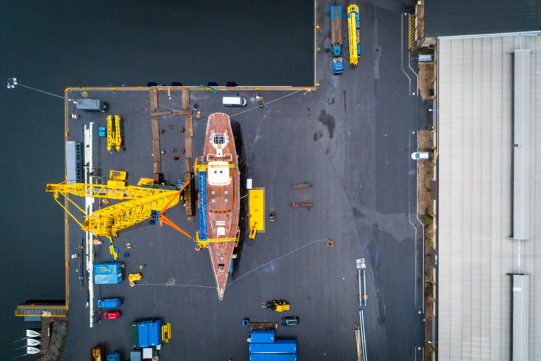 Dronekuvaus teollisuudelle. Jättinosturi työssään. Yrityskuvaus Pietarsaari.