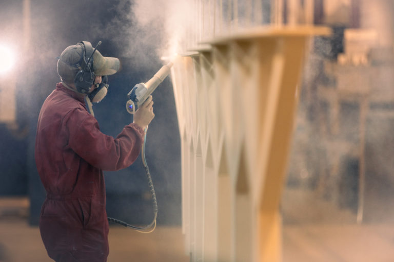 Kuvapankkikuvaus teollisuusyritykselle pohjois-Suomessa. Yrityskuvaus konepajayrityksen pulverimaalauslinjalla.