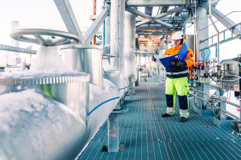 Yrityskuvaus Lappi. Yrityksen kuvapankkikuvaus kylmänä talvipäivänä ulkona teollisuusmiljöössä.