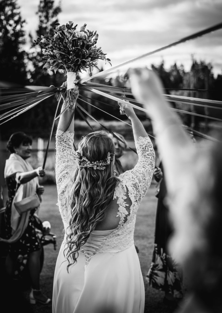 Hääkuvaus on tilanteissa mukana elämistä. Tässä kuvaaja häävieraiden seassa hieman erilaisessa "morsiuskimpun heitossa". Hääkuvaaja Keminmaa