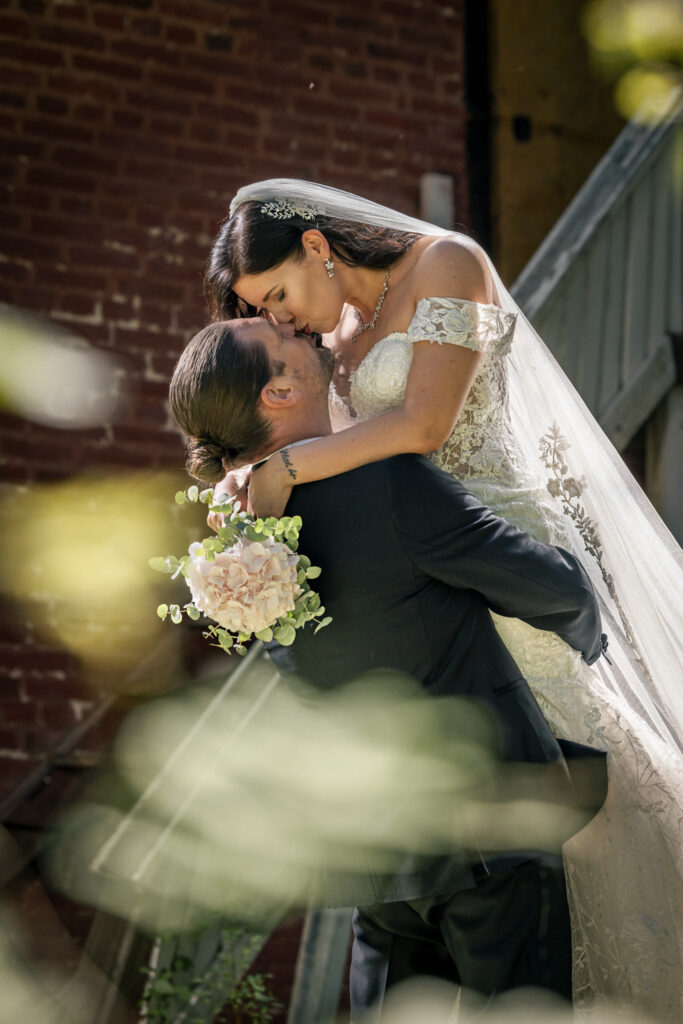 Hääkuvaus Oulu ja pohjois-Suomi. Vihkipotrettien kuvaus Oulussa Maikkulan kartanon pihapiirissä. Vihkikuvaus miljöössä yhdistelmänä luonnonvaloa ja studiomaista henkilövalaisua.