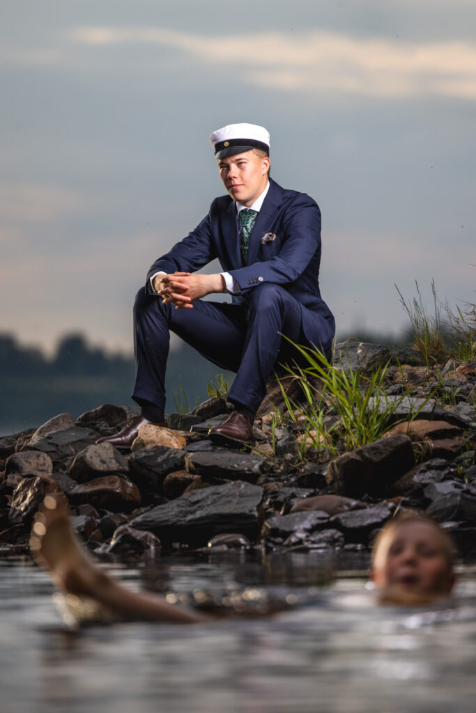 Ylioppilaskuvaus jokimaisemassa ilta-auringon valossa. Henkilökuvaus miljöössä yhdistelmänä luonnonvaloa, sekä studiomaista henkilövalaisua.