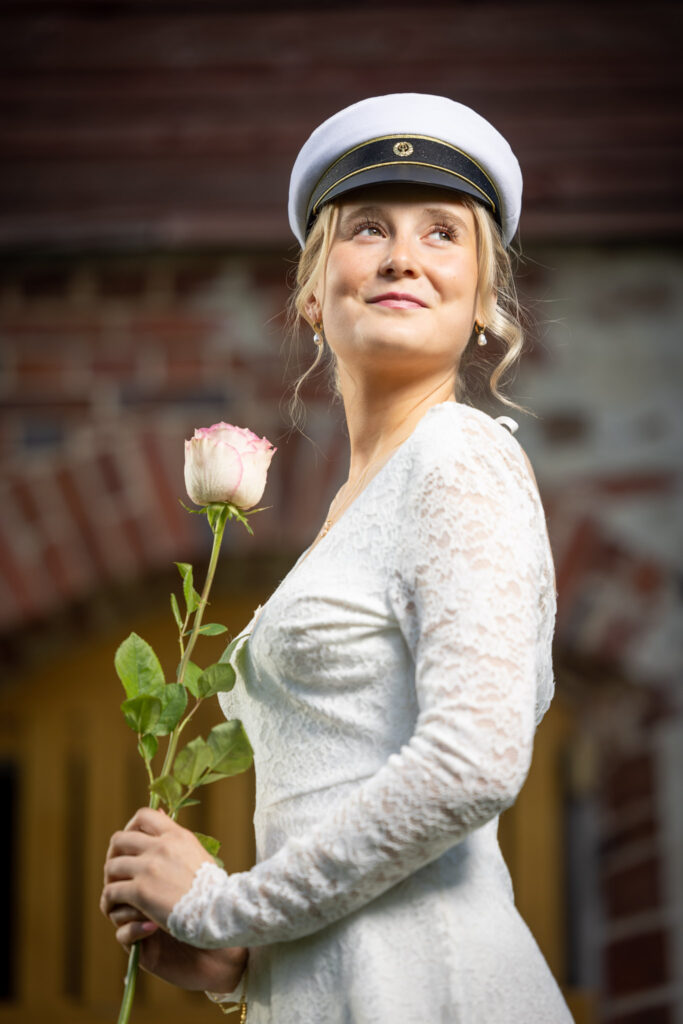 Ylioppilaskuvaus Torniossa ilta-auringon valossa. Henkilökuvaus miljöössä yhdistelmänä luonnonvaloa, sekä studiomaista henkilövalaisua.