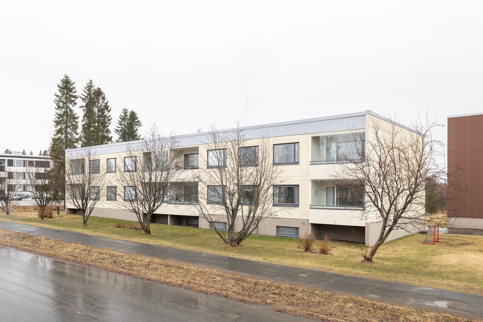 harmaa-ja-märkä-betonilähiö