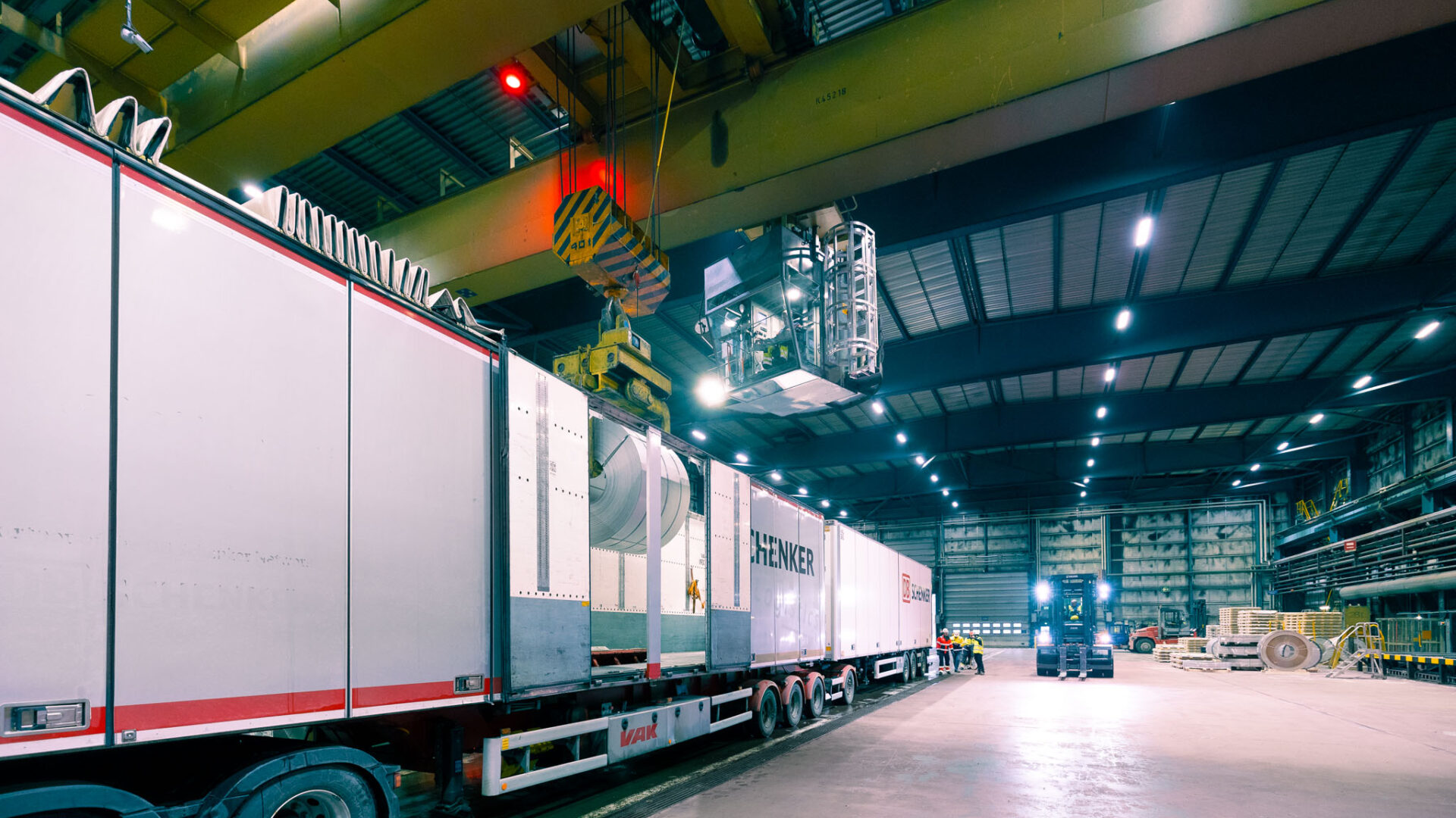 Yrityksen referenssikuvaus asiakasyrityksen varastolla osana brändin vahvistamista. Kuvapankkikuvauksen avulla yritys välittää sekä asiakasyrityksen, että omia vihreitä arvojaan.