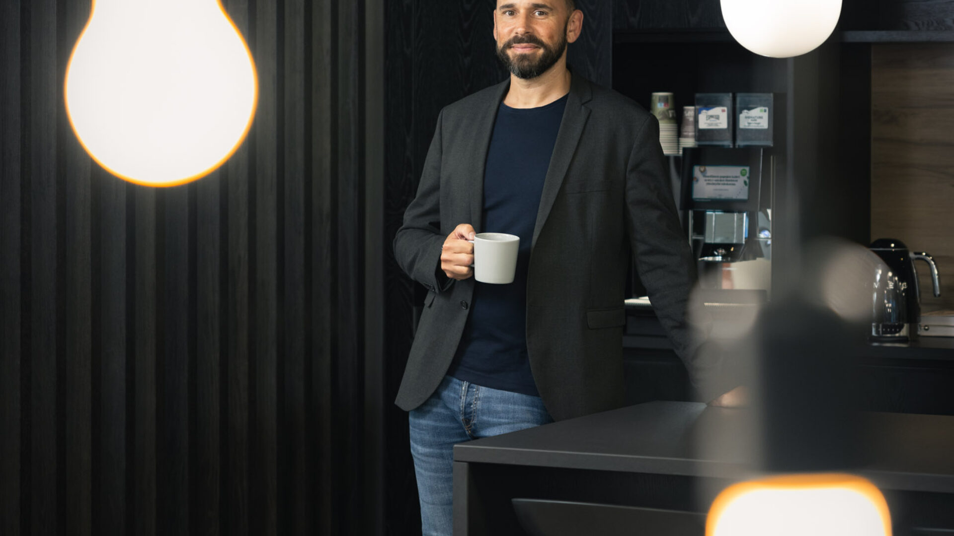 Henkilöbrändikuvaus Helsingissä suunnittelutoimiston asiakkaalleen suunnittelemissa tiloissa. Henkilöbrändikuvaus vahvistaa yrittäjän omaa henkilöbrändiä.